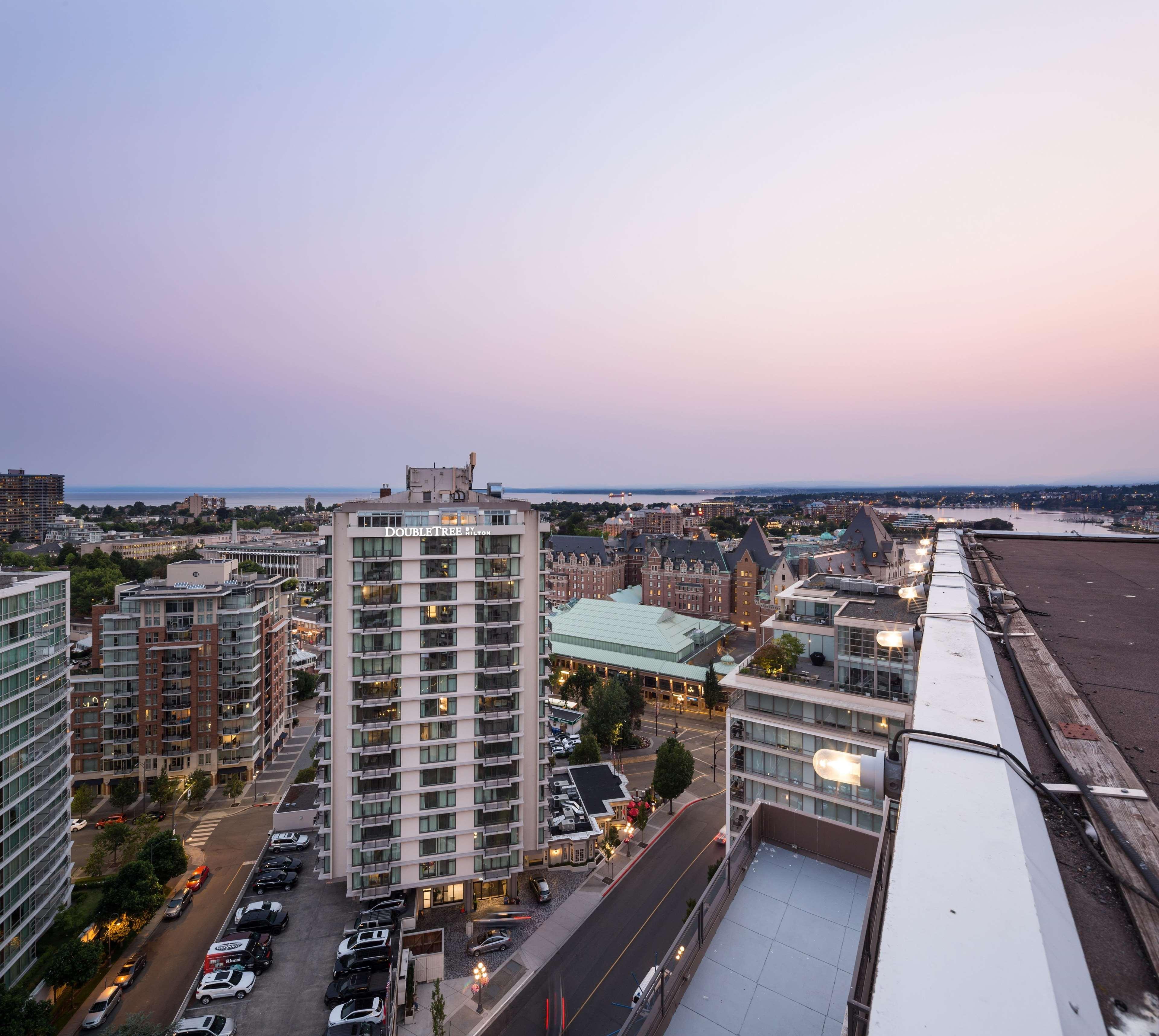 Doubletree By Hilton Hotel & Suites Victoria Exterior photo