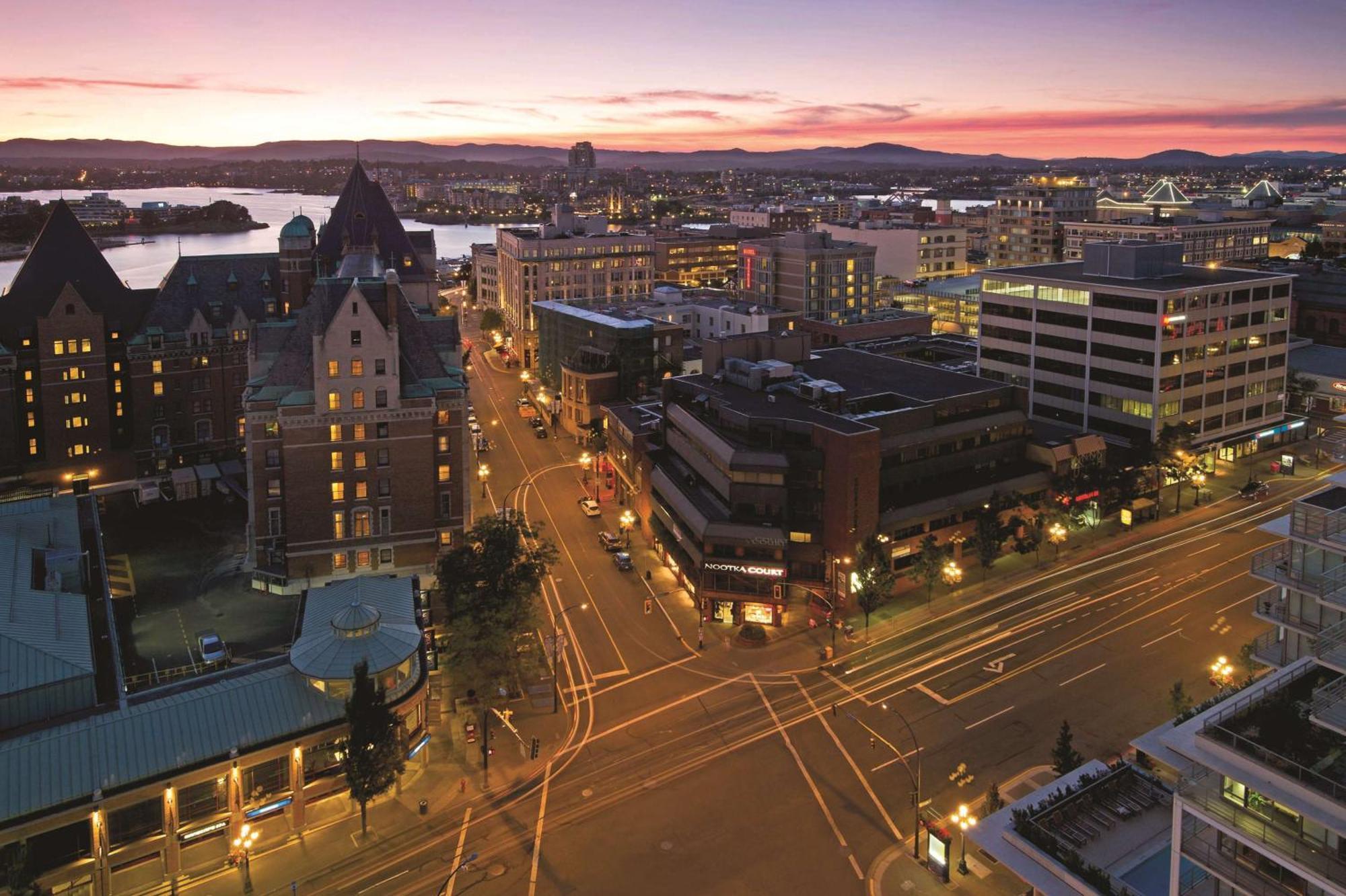 Doubletree By Hilton Hotel & Suites Victoria Exterior photo